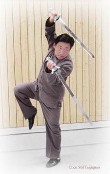 Bild Großmeister Chen Xiaowang mit Doppelschwertern